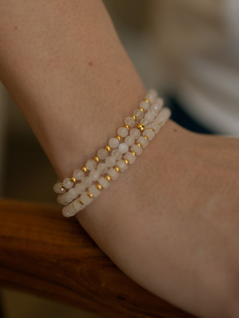 Bracelet on an elastic band with khaki cubic zirconia and natural pearl